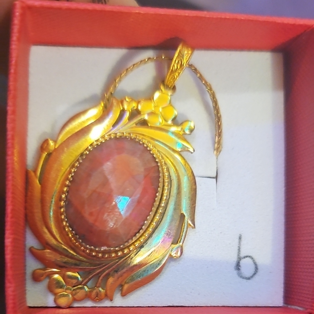 Elegant Gold and Red Pendant Necklace